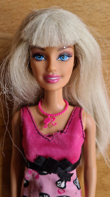 blonde Chic Barbie, rosa schwarzes Kleid, Kette, Pony, Mattel R4179 von 2009