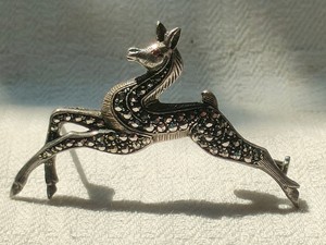 Broche Vintage Biche De Bere - édition Limitée 52/97 - Occasion Fair Condition