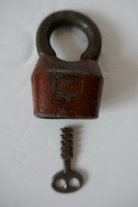 ancien cadenas cle a cremaillere insolite original collection