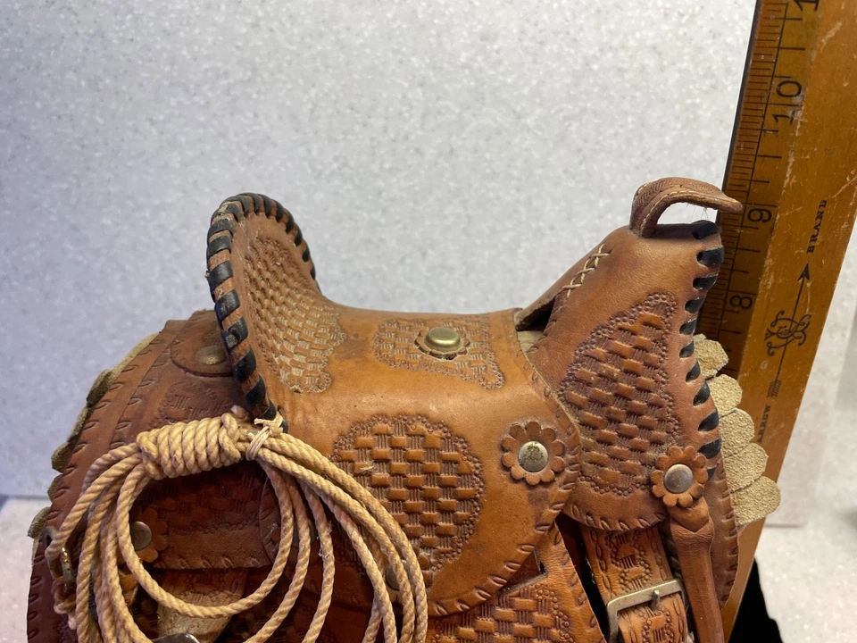 Sillín de cuero de colección Pugsley Brasil Salesman muestra con soporte de madera muy bueno 9" Foto 4 de 4