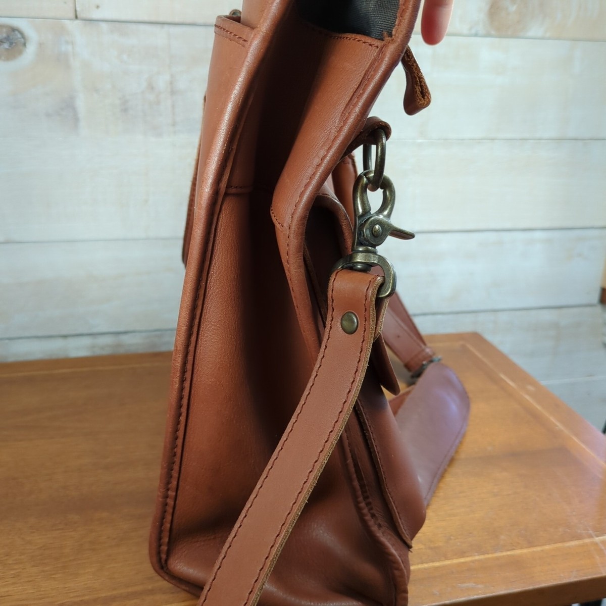 Vintage 90s Eddie Bauer Leather Messenger Laptop Crossbody Vintage 90s Eddie Bauer Leather Messenger Laptop Crossbody
