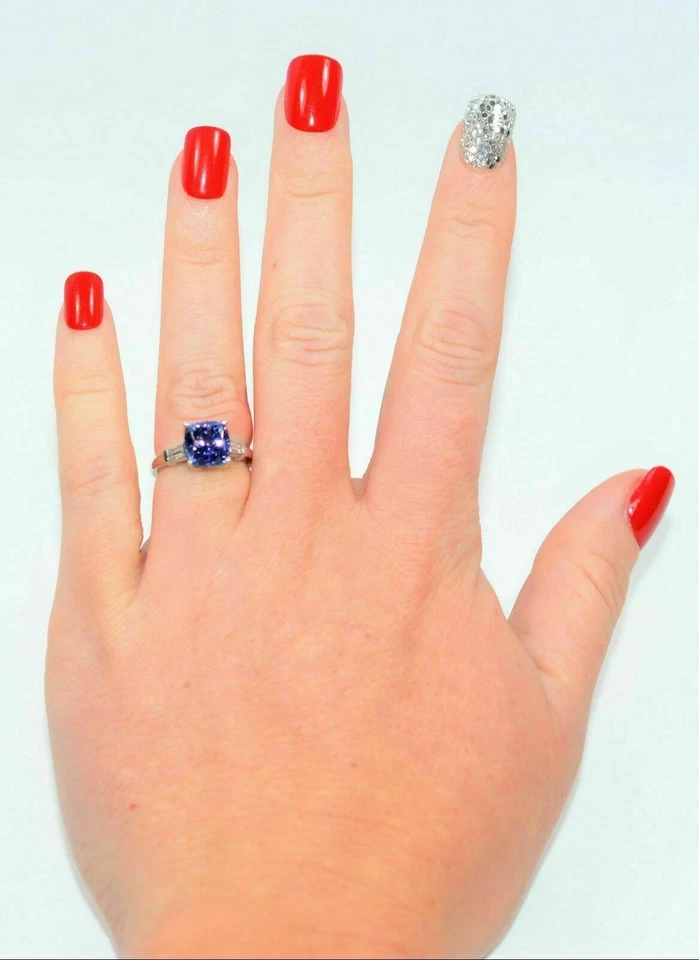 Anillo de tres piedras de diamantes de tanzanita simulada con cojín de 3 quilates enchapado en oro blanco de 14 k. Foto 3 de 4