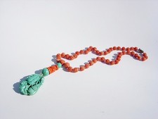 A LOVELY CHINESE CARVED CORAL & TURQUOISE BEAD NECKLACE, 18/19C