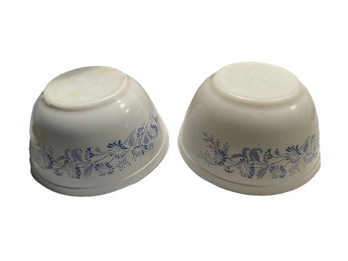 Set of 2 Vintage Pyrex Colonial Mist 402 Mixing Bowls - 1.5L White Blue Floral