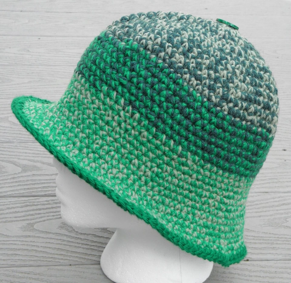 Cloche de ganchillo medio tonos verdes en contraste - Hecho a mano por Michaela Foto 2 de 4