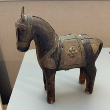 CAVALLO CORAZZATO vintage INDIANO in legno intagliato a mano con dettagli in ottone e rame