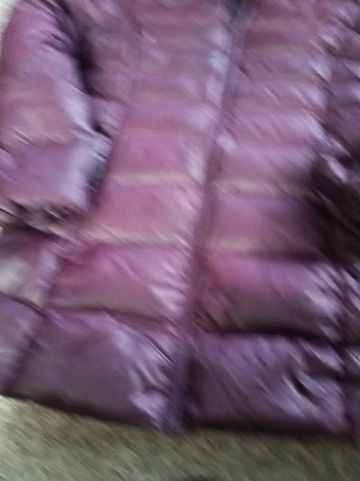 ABRIGO MARC NEW YORK ANDREW MARC PLUMÓN RELLENO PÚRPURA OSCURO CON CAPUCHA EXTRAÍBLE USADO EN EXCELENTE ESTADO TALLA M Foto 4 de 4