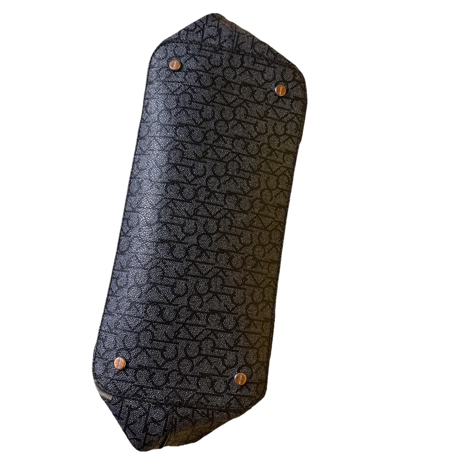 Bolsa Tote Calvin Klein Signature Monograma – Preta/Cinza – Comprador Grande - Imagem 3 de 4