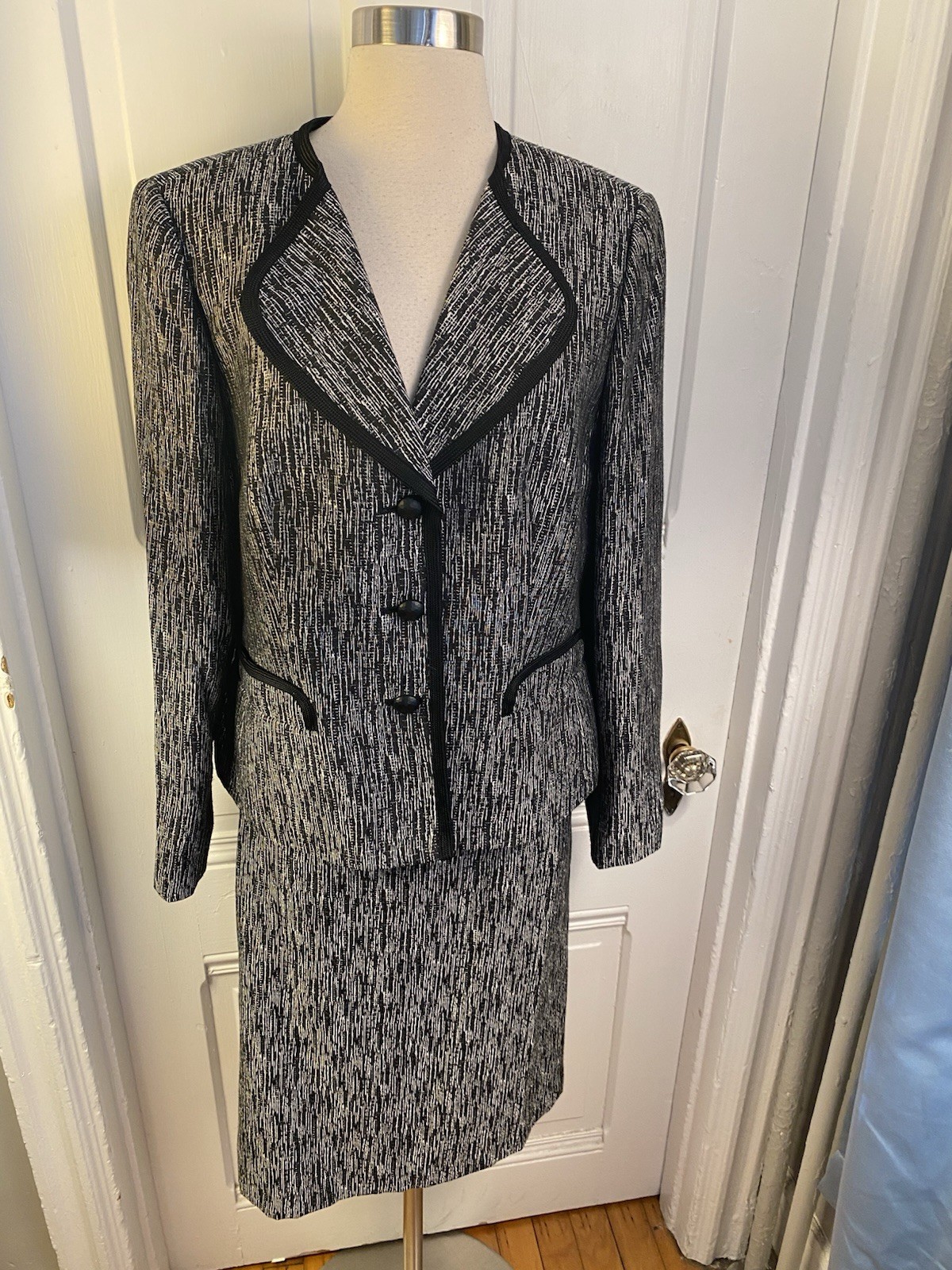 KASPER LOVELY SKIRT SUIT-BLACK & WHITE DESIGNS-BUTTON BACK FABRIC-SIZE12-NWOT