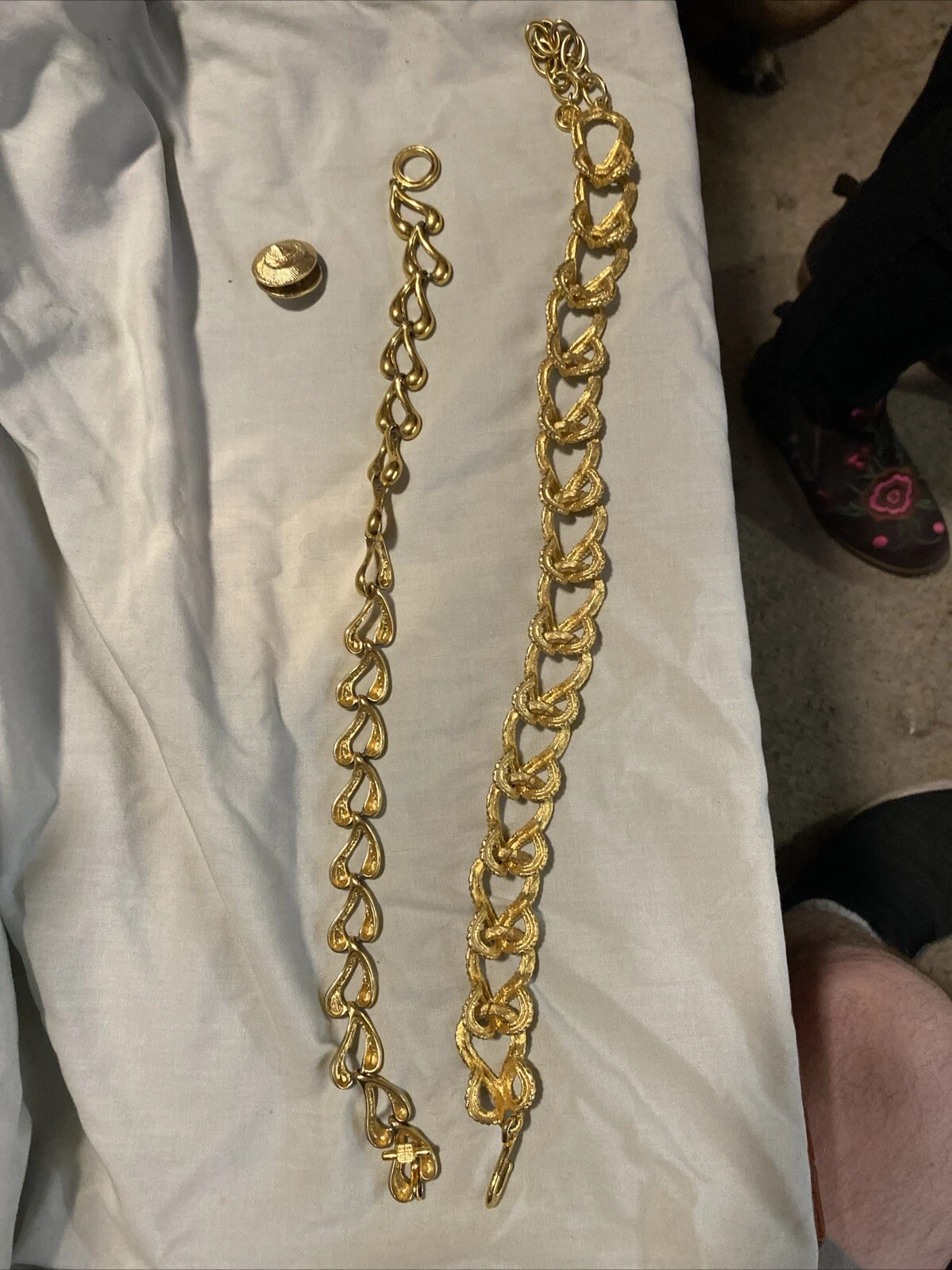 (2) Givenchy collane bigiotteria vintage e (1) orecchini tono oro LOGO G