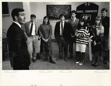 1989 Press Photo Rep. Richard Neal talks with students during AIC Model Congress