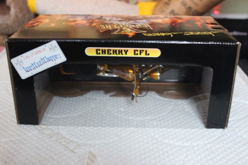 Muscle Machines Cherry CFL - 1:10 New West Coast Choppers JJ04-10-13 - 2004 -NIB - Picture 4 of 4
