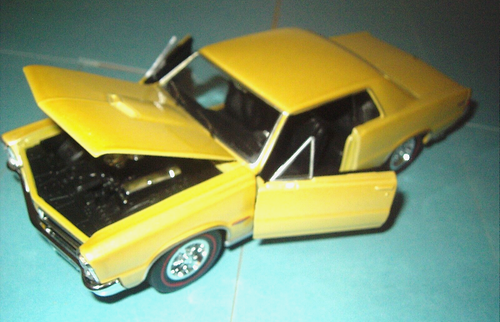 1965 GOLD Pontiac GTO Hardtop Diecast Model Car 1/24 Scale Welly RUBBER TIRES - Picture 5 of 6