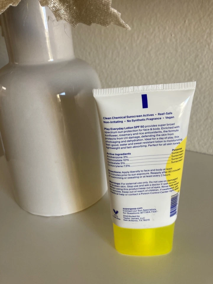 Loción diaria Supergoop Play SPF50 con extracto de girasol - 2,4 fl oz - Nueva Foto 2 de 4