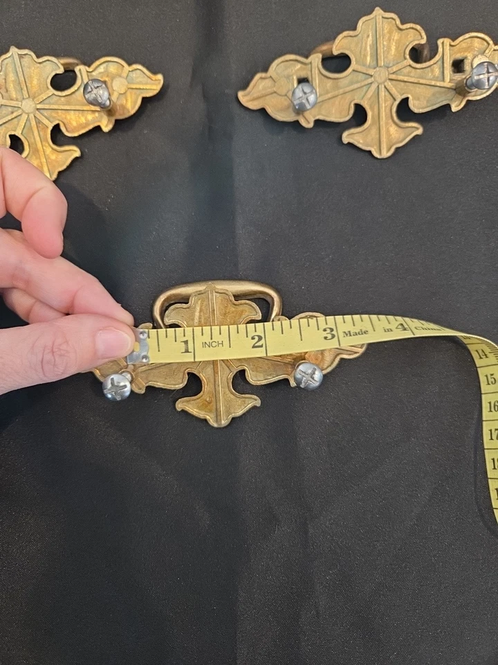 Lote de 7 tiradores de cajón de latón Chippendale Batwing con asas unidas y tornillos Foto 4 de 4