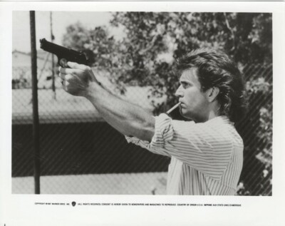 Mel Gibson smoking cigarette pointing gun Lethal Weapon 1987 Original 8x10  Photo