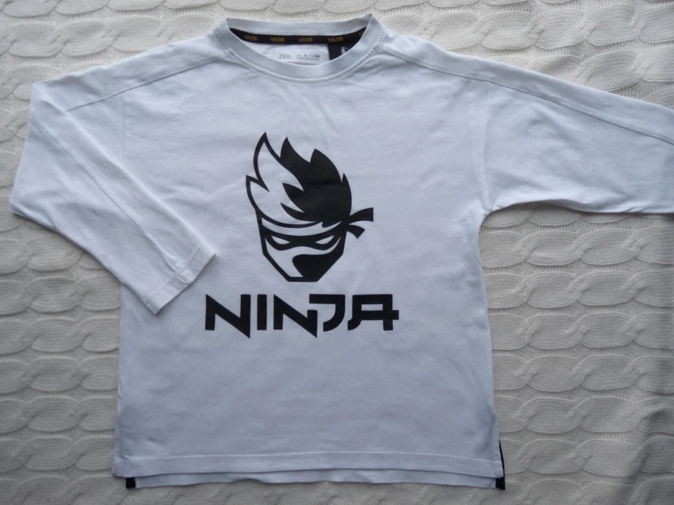Schönes Langarmshirt in weiß mit Ninja Aufdruck von ZARA in oversize Schnitt - Bild 1 von 1