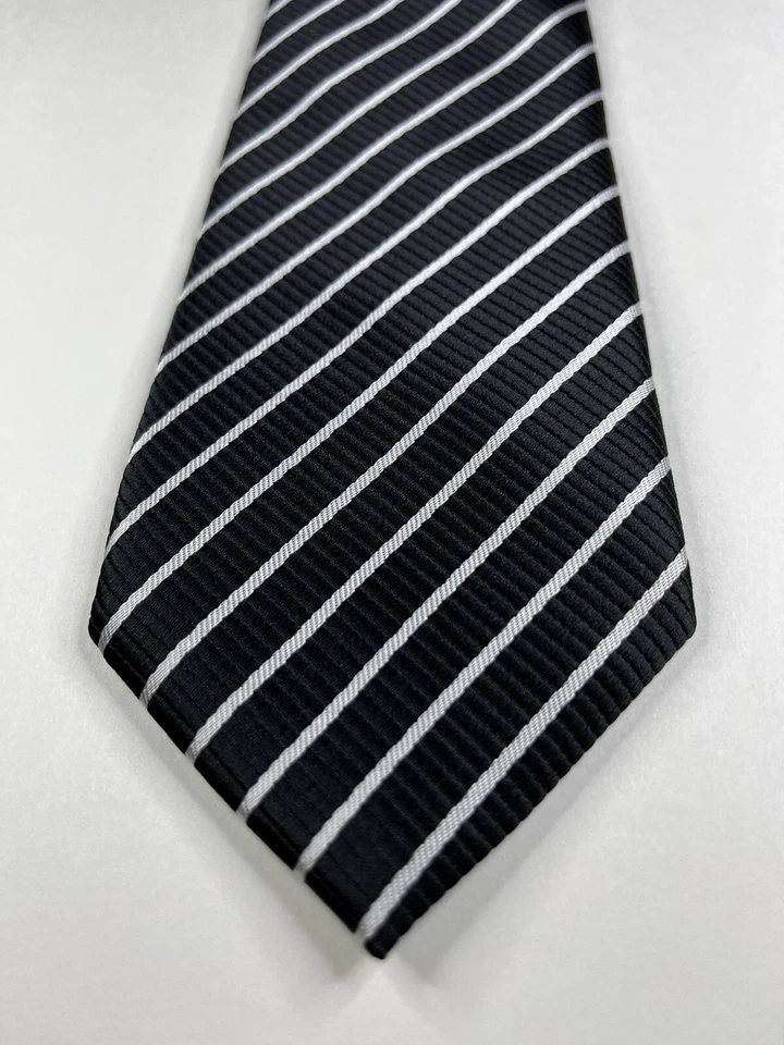 Corbata DRAGON Corbata Cuello Blanco Negro Rayas 56”L x 3.25”W Excelente Estado Foto 2 de 4