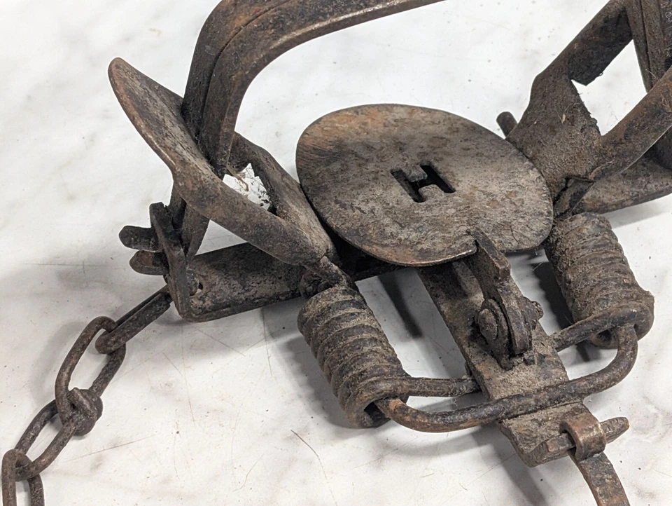 De colección Herters Hudson Bay 3 Animales Doble Bobina Resorte Trampa Decoración Primitiva Foto 3 de 4