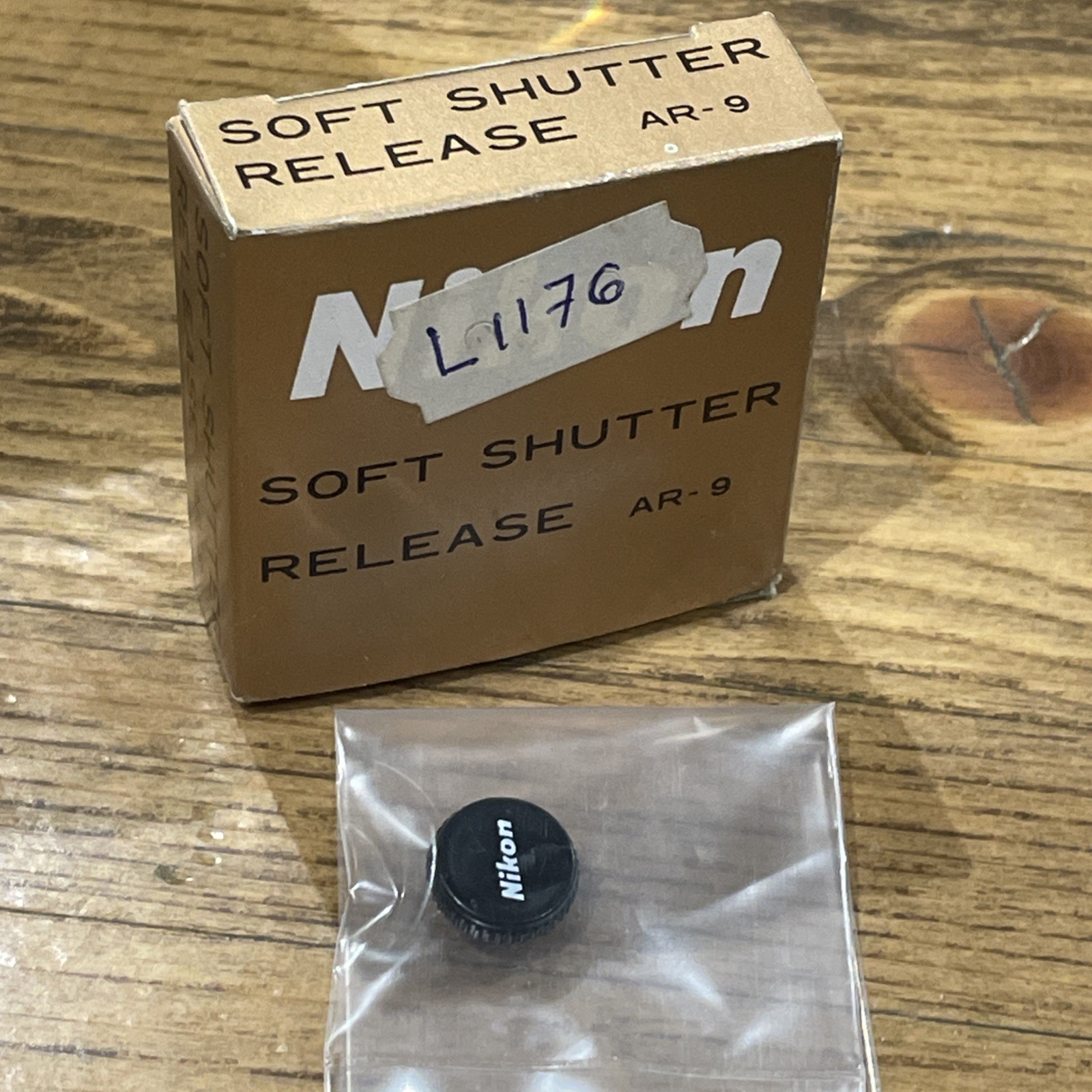 Bouton Nikon AR-9 pour personnaliser un appareil photo argentique vintage en voyage