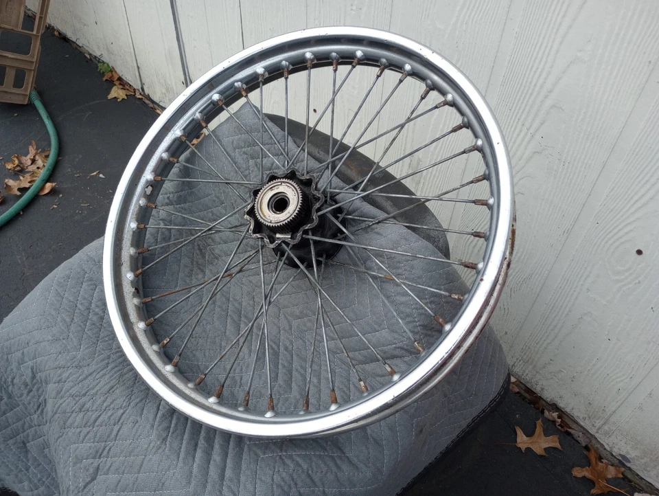 Rueda trasera BSA A10.      Rueda trasera BSA A10 1952  Foto 2 de 4