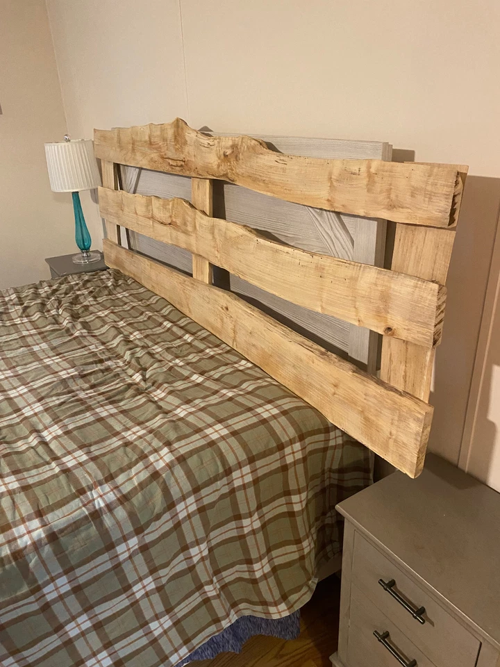 Cabecero de arce Live Edge, 75" de ancho por 25" de alto Foto 2 de 4