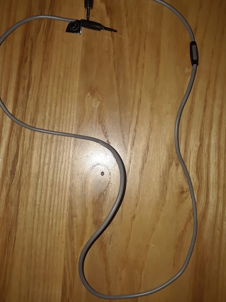 Cable auxiliar de audio Griffin Technology UNIV35T35MIC con micrófono manos libres para iPhone 4G Foto 3 de 4