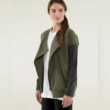 Lululemon Mula Bundle Wrap in Heathered Fatigue Green / Heathered Dark Grey 4