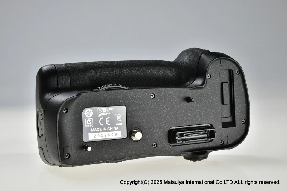 * Near MINT Genuine Nikon Multi Power Battery Pack MB-D12 for D800, D800E, D810 - Image 2 of 4
