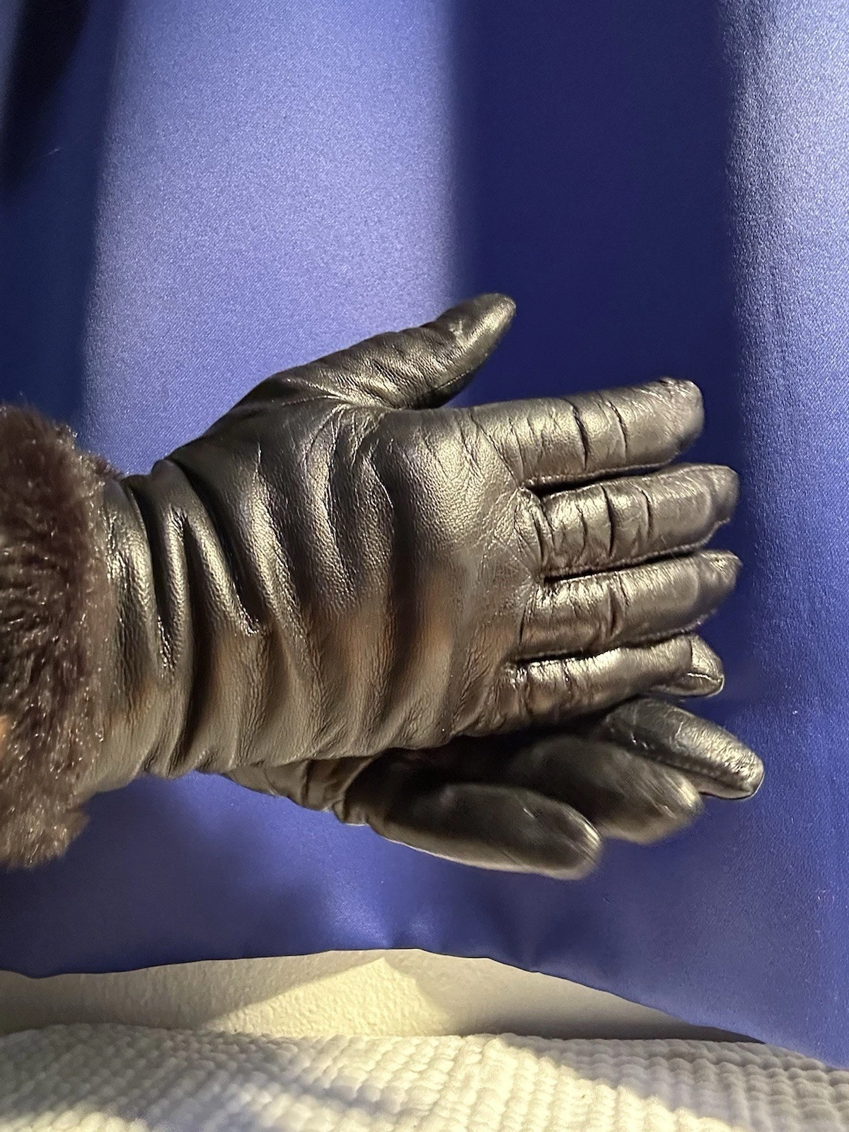 Ladies leather gloves Fownes, size 8 th insulated black made in China