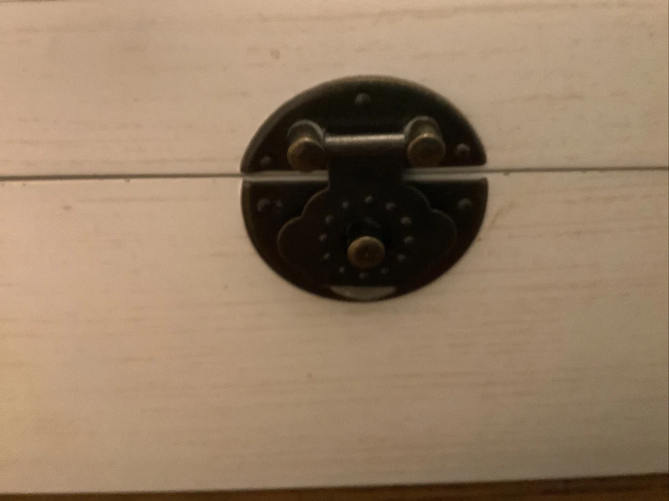 Caixa clássica de magnólia pintada à mão Thomas Pacconi. Creme. Venda de imóveis. 9x9x4,5 - Imagem 3 de 4