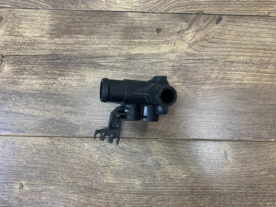 Volkswagen Jetta Passat 1993-1998 motor de golf brida de refrigerante 037-121-132-E OEM Foto 2 de 4