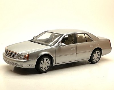Maisto Cadillac 2000 DeVille DTS Limousine in silber, 1:18, RV29