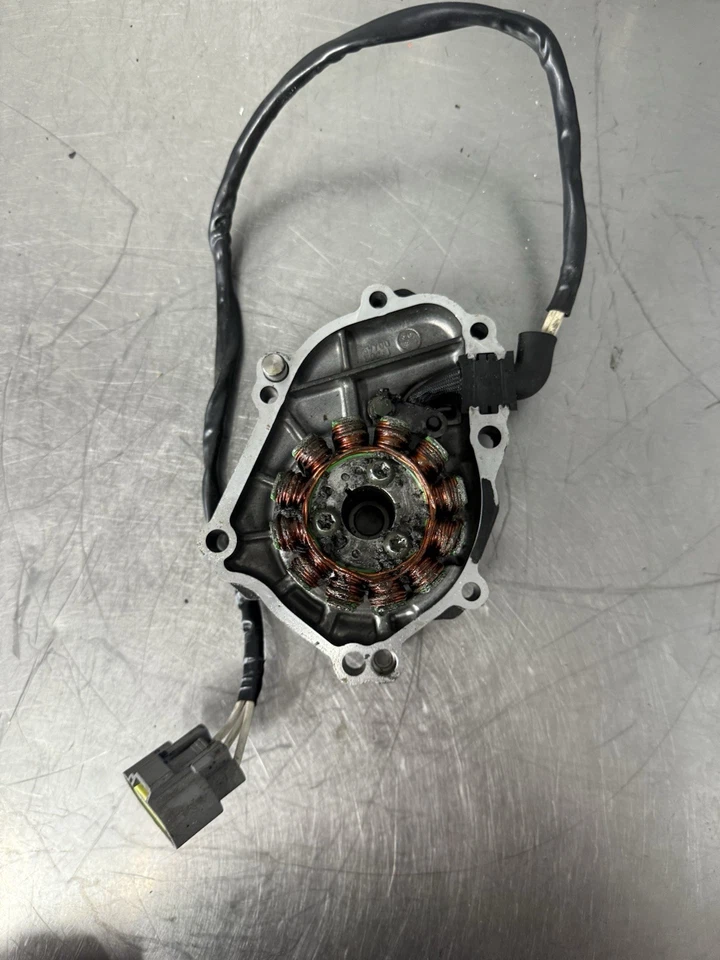 Yamaha YZF R1 2004-2008 OEM GENERADOR DE ESTATOR ALTERNADOR MAGNETO CON CUBIERTA DE ESTATOR Foto 3 de 4