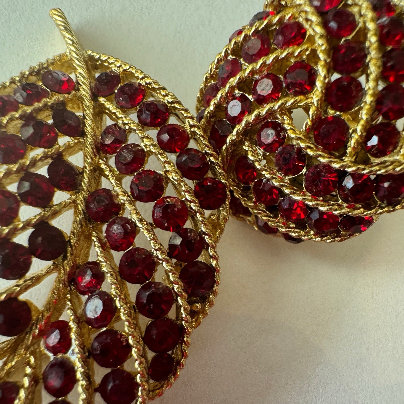 Vintage LISNER Ruby Red Rhinestone Leaf Brooch Cl… - image 2