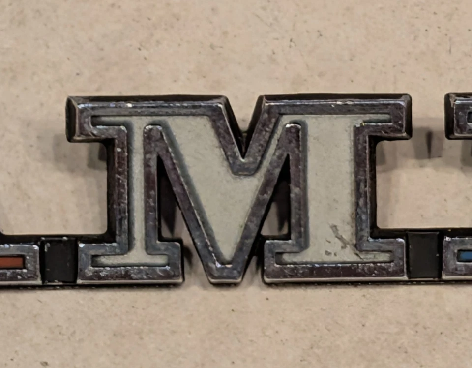 AMC AMX número de tablero #3639492 cromo y tricolor insignia emblema 1968 a 1970 Foto 4 de 4