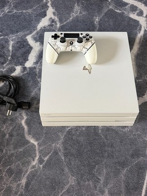 Sony PlayStation 4 Pro Weiß   mit Controller & Kabel | Gut erhalten