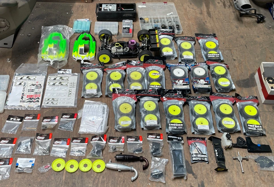 Team Losi Racing 8IGHT-X Nitro 1/8 Scale 4x4 Off-Road Buggy Full Race Kit - Image 2 of 4