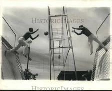1964 Press Photo Eddie Cole and Wayne Miller new sport called "Spaceball"