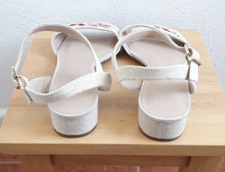 APL Sandali estivi floreali con cinturino in tessuto misura 5 misura più ampia nuovi senza scatola