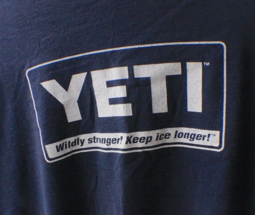 Camisa YETI Adulto Grande Azul Blanco Deletrear Drinkware Logo Manga Corta Para Hombre Foto 2 de 3