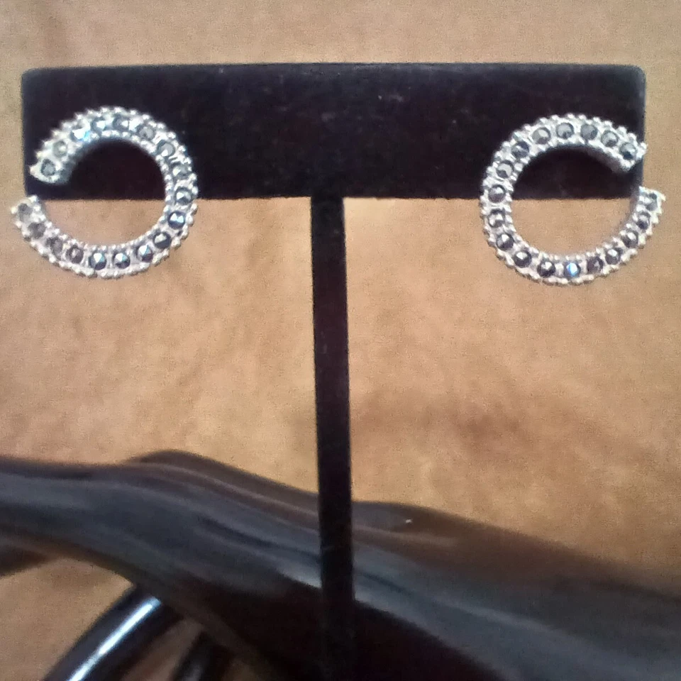 Pendientes Judith Jack de plata de ley y marcasita con poste Foto 2 de 4