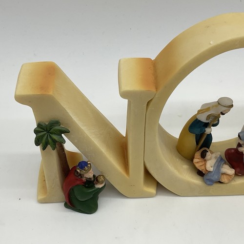 Placa de letras de belén Noel en cada letra sostiene una figura - Imagen 10 de 11