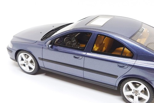 DNA Collectibles 1:18 Volvo S60 R in Cosmos Blue Metallic - Picture 10 of 14