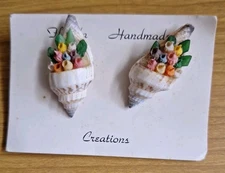 Vintage Florida Handmade Creations Beautiful Shell Screw On Earrings Floral