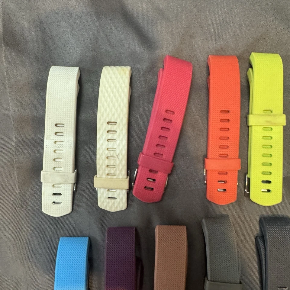 Lote de 2 pulseras Fitbit Charge: 12 bandas magnéticas de silicona y 1 acero inoxidable Foto 3 de 4