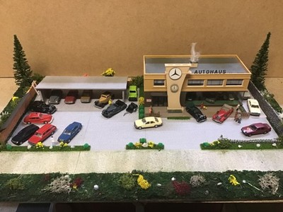 Diorama Top Autohaus Otdimerfahrzeuge mit Pkws und  Top für Modelleisenbahn Top.