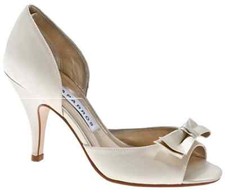 $75 CAPARROS Duet Satin Pump ~ Opal Beige Cream NEW 10