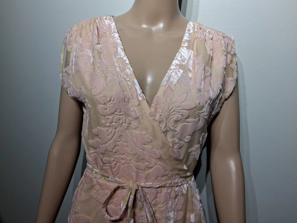 Vestido Yumi Kim Blush Prince Street estilo envoltório comprimento midi tamanho P M - Imagem 2 de 4