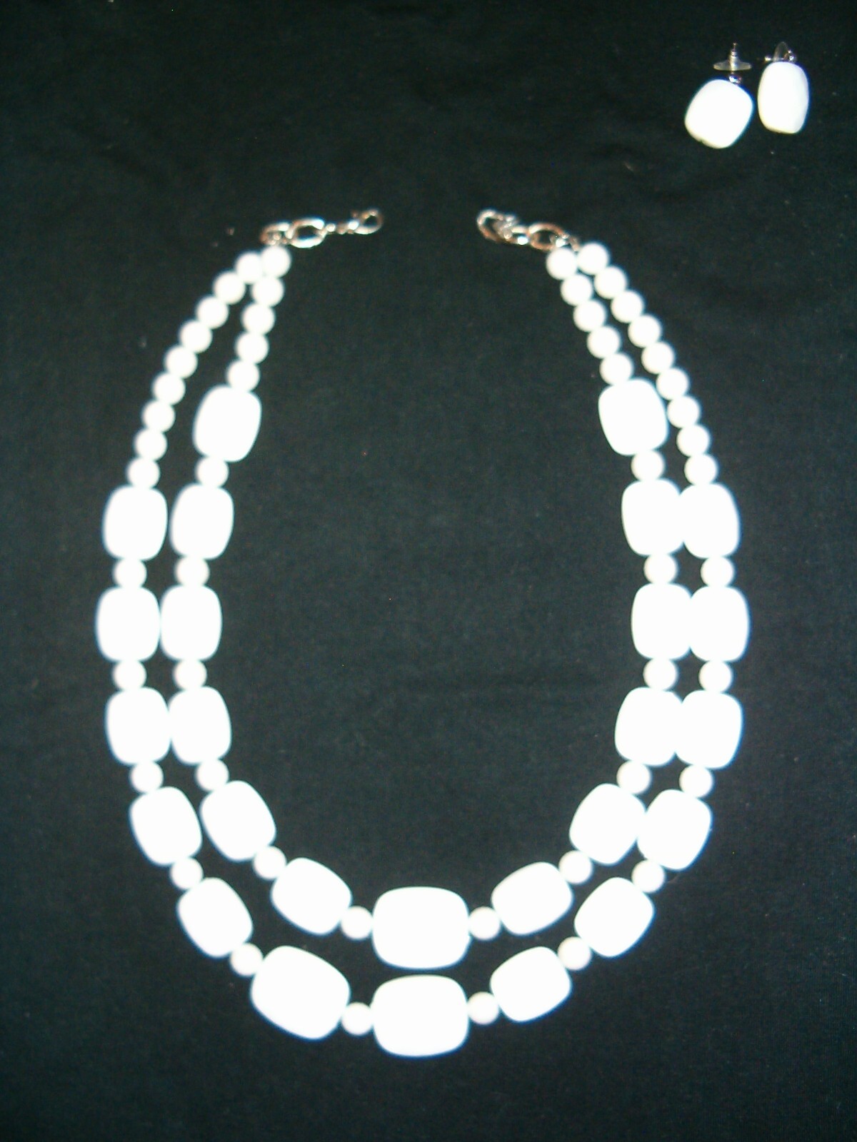 WHITE MULTI LAYER BEADED STATEMENT NECKLACE AND E… - image 5